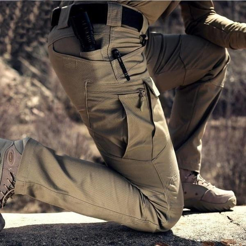 Men's tactical cargo trousers with multiple pockets – detail view