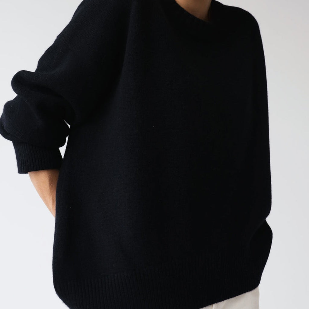 Women's oversized crew neck sweater in black