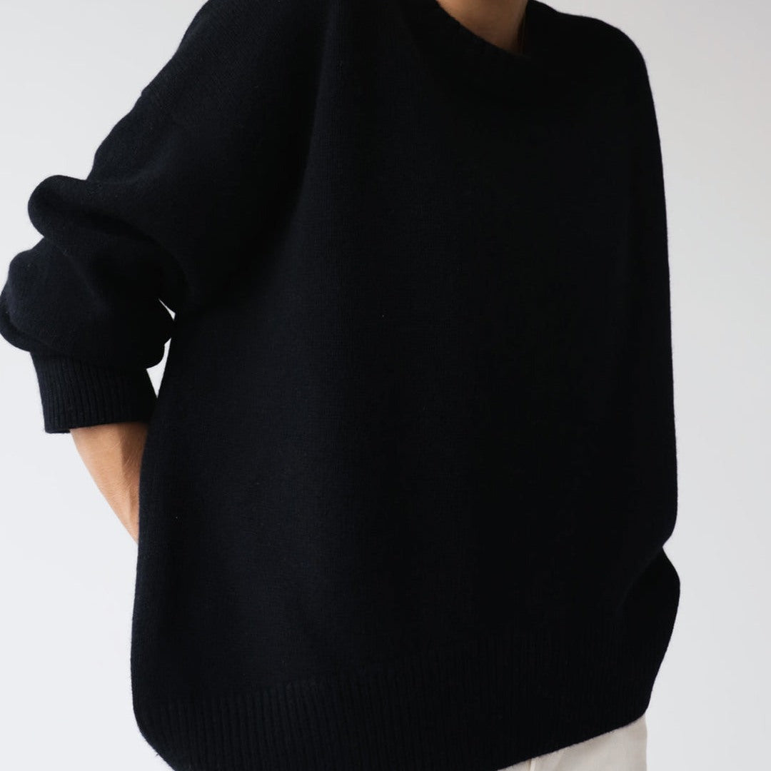 Women's oversized crew neck sweater in black