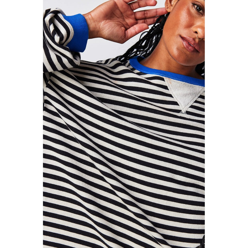 Women's oversized striped sweater in black white stripe, close view