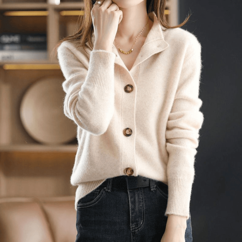 Woman wearing the beige knit cardigan – side view
